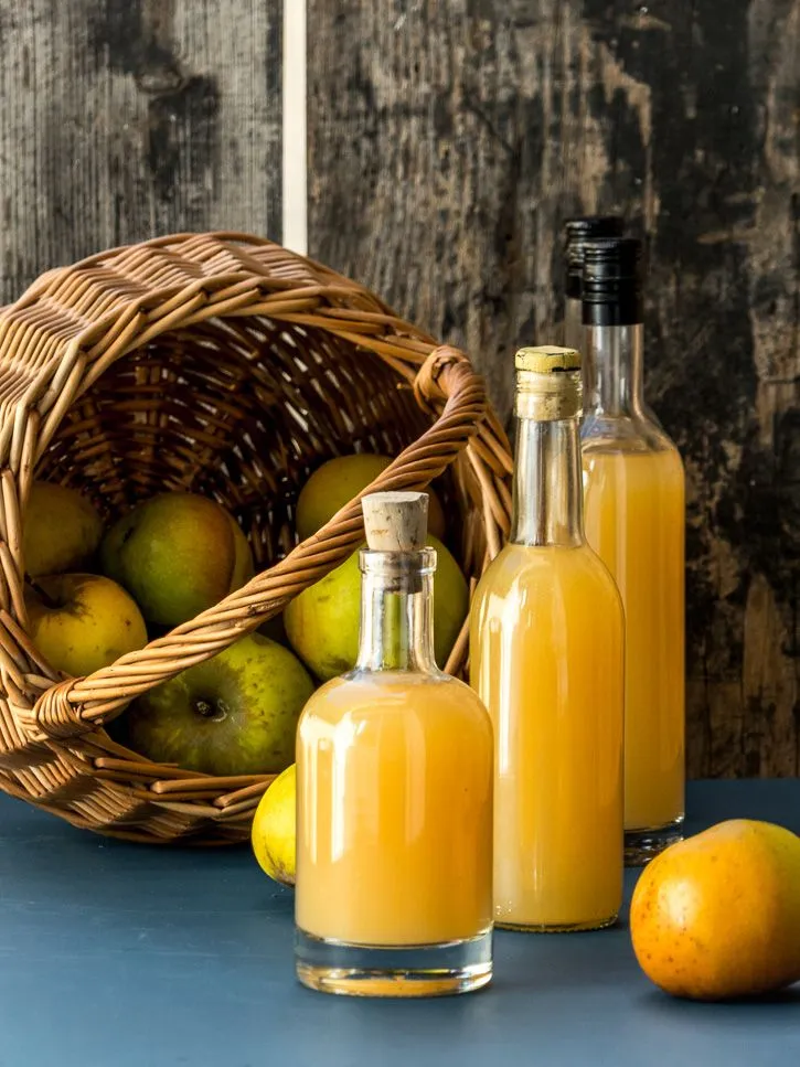 Trois bouteilles remplies de vinaigre de cidre maison après fermentation