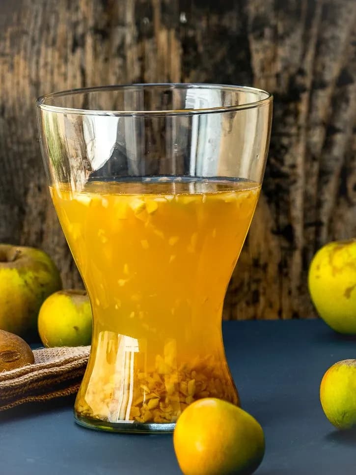 Vinaigre de cidre en cours de fermentation dans un bocal, méthode traditionnelle