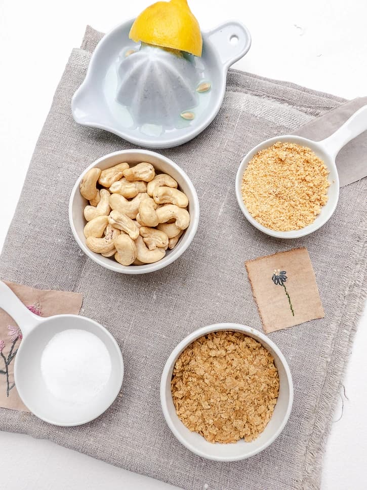 Ingrédients du parmesan végétal: Noix de cajou, levure maltée, aïl en poudre, citron et sel