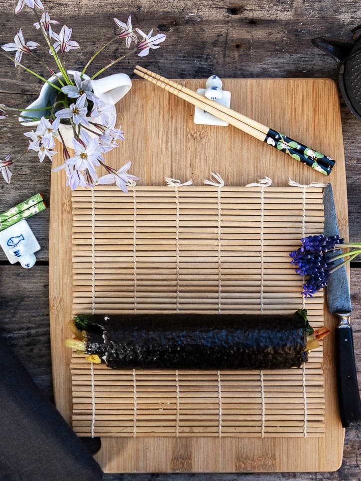 Rouleau de garniture à poser sur la feuille de nori couverte de riz
