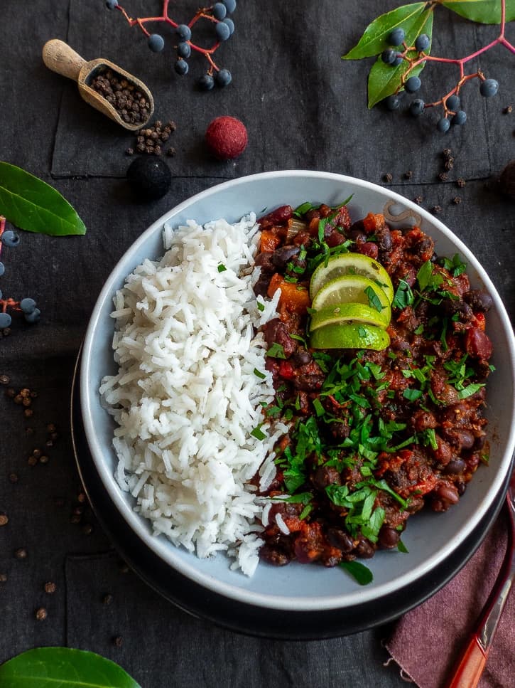 Assiette de chili vegan accompagné de riz