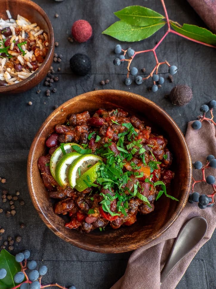 Un simple ragoût de haricots qui mijotent avec des épices et quelques petits légumes, un chili basique et réconfortant.