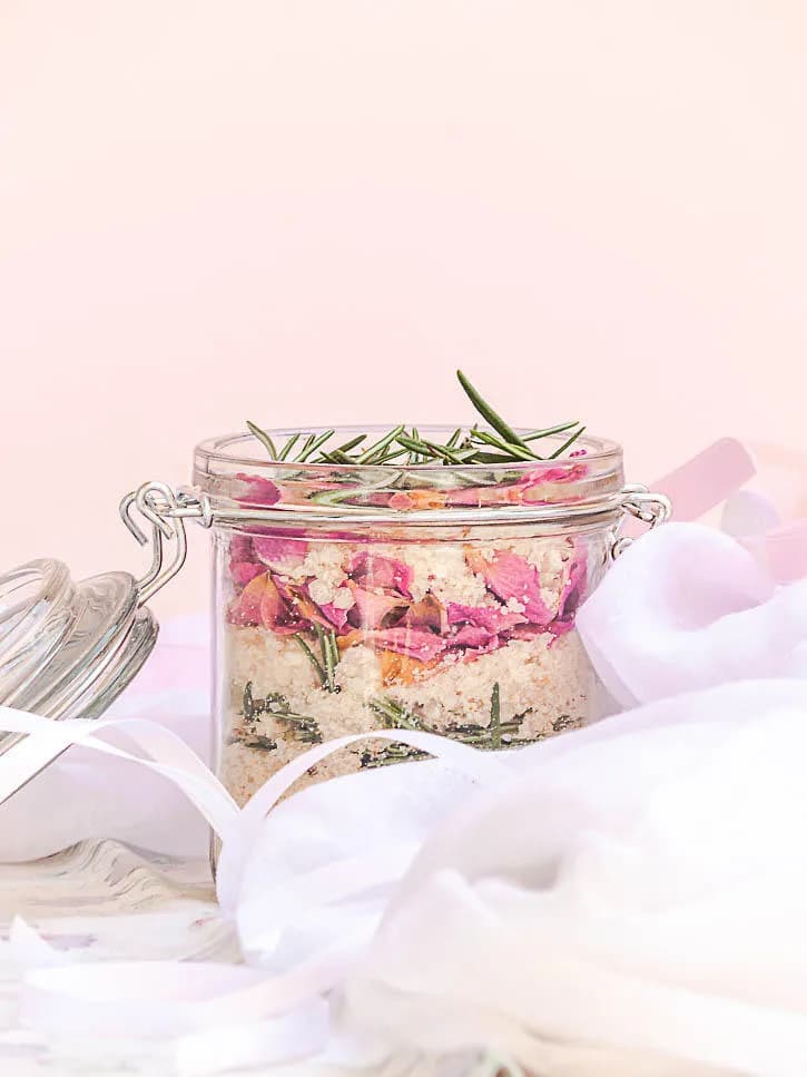 Sels de bain relaxants aux fleurs et aux feuilles