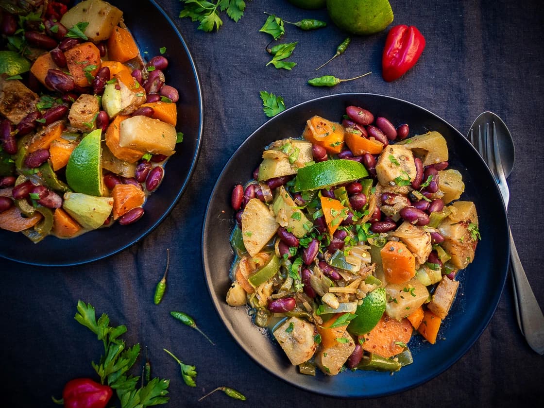 Deux assiettes de ragoût ital aux légumes-racines, haricots rouges et quartiers de citron vert