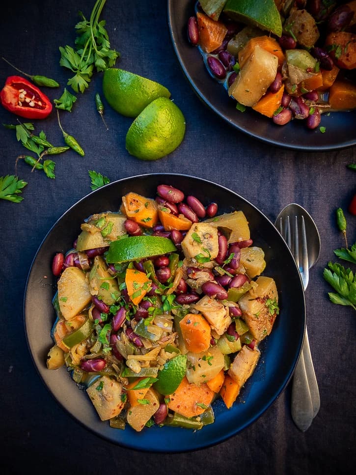 Assiette de ragoût ital jamaïcain: pomme de terre, carotte, haricots rouges et citron vert