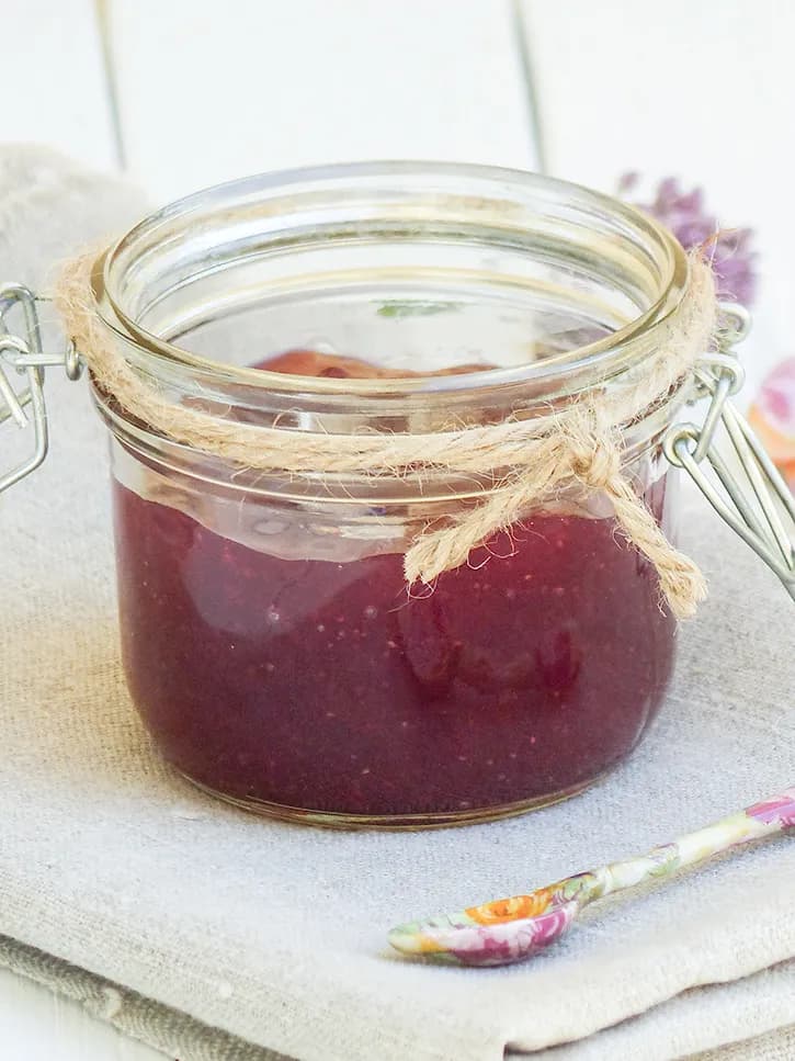 Petit pot de confiture de fraises maison