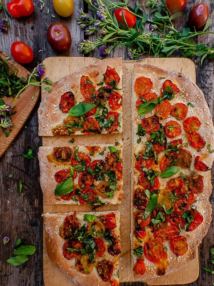 Pizza tomates rôties basilic