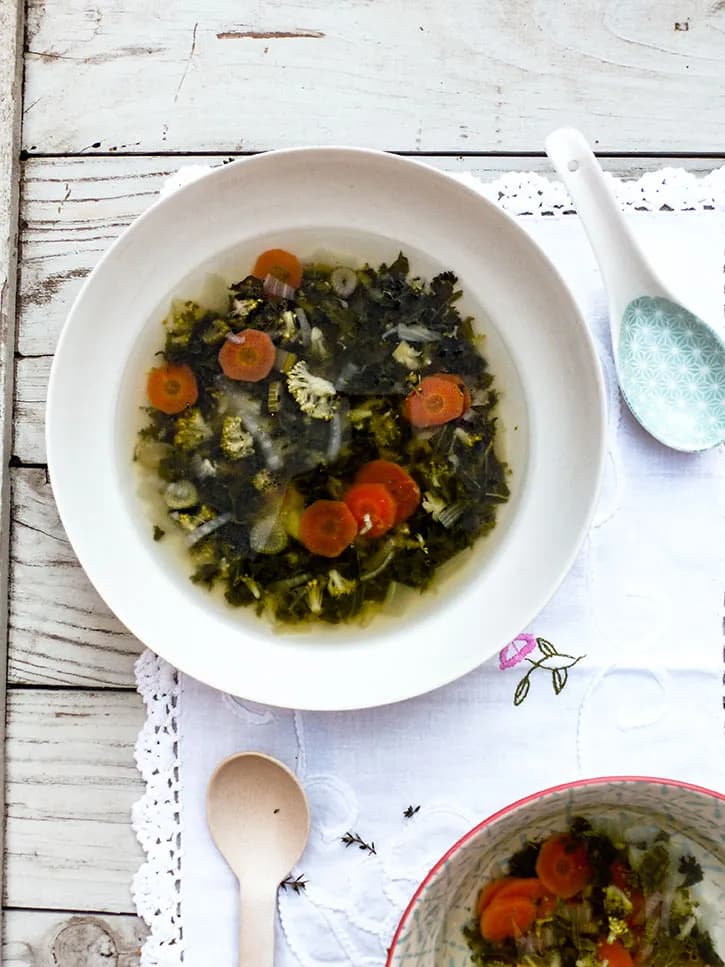 Bouillon détox aux légumes verts