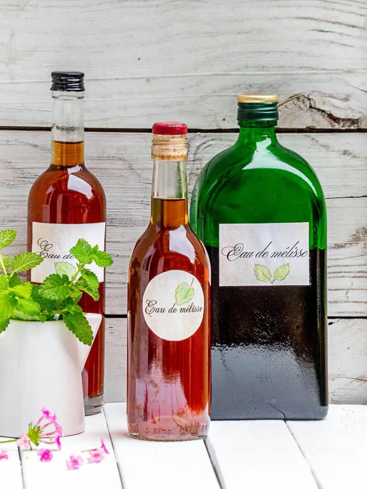 Eau de mélisse des Carmes pour voir la vie du bon côté