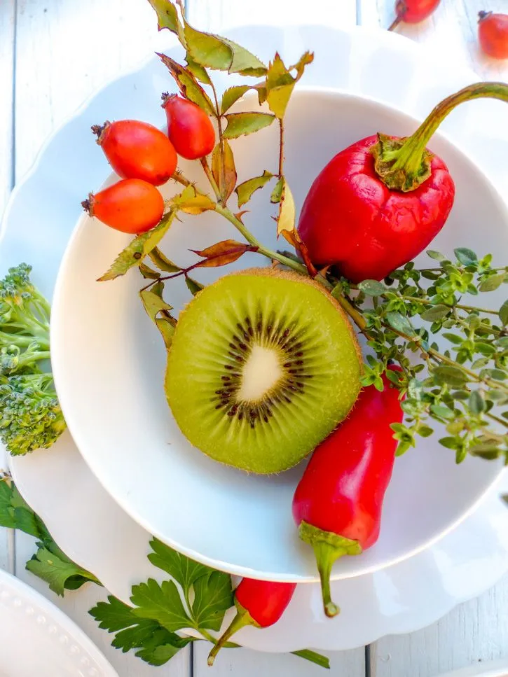 Vitamine C kiwi cynorrhodon thym poivron
