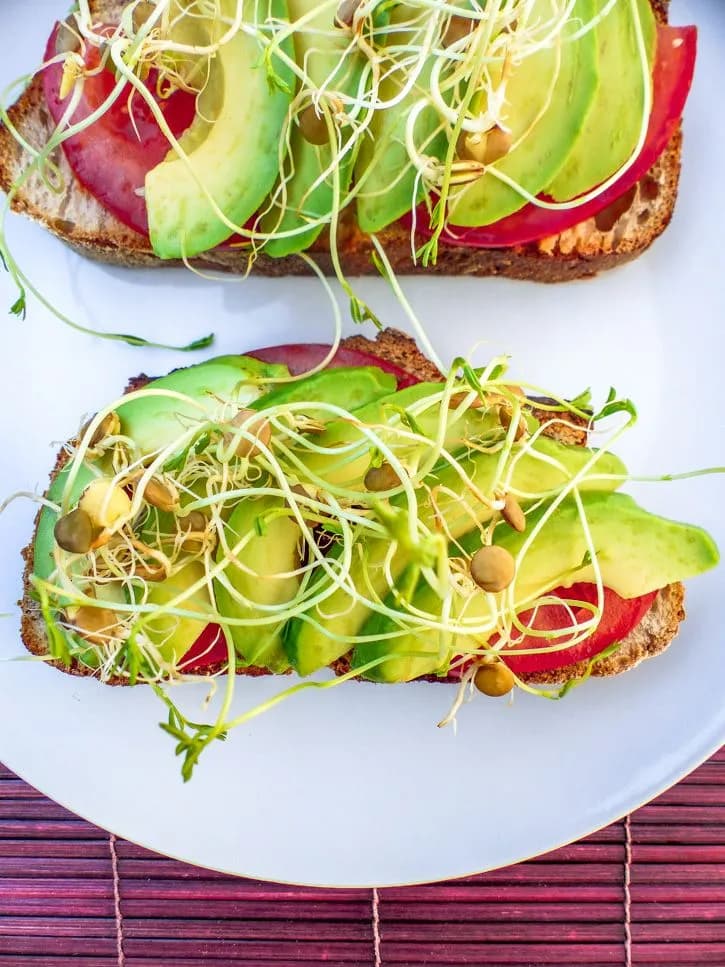 Petit déjeuner tartine avocat